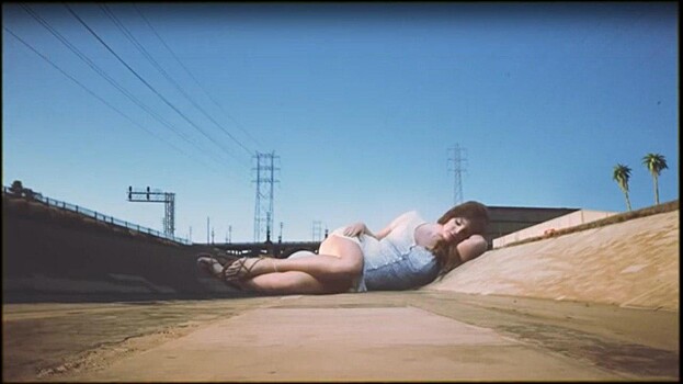 Пальмы, ретро и Лана Дель Рей в образе 50-футовой женщины — в клипе на песню Doin' Time