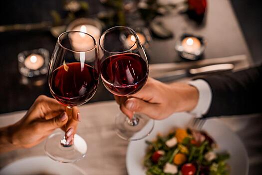 Два бокала вина могут оказаться калорийнее гамбургера — исследование: Новости ➕1, 16.02.2022