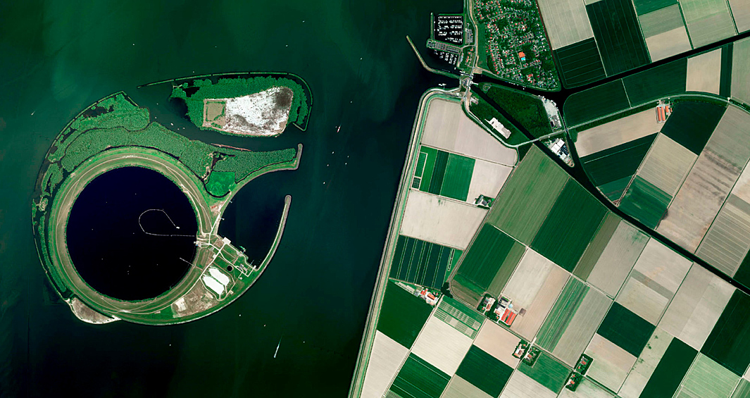 Эйсселог — искусственный остров в центре озера Кетелмер в Нидерландах. Создан в качестве хранилища токсичного шлама, полученного в процессе очистки дна озера и дноуглубительных работ