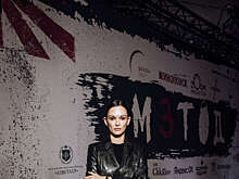 Актриса Паулина Андреева пришла на премьеру в кожаном жакете