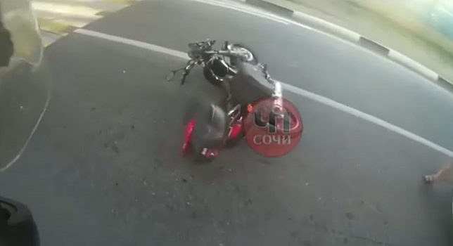 Мотоциклист вылетел из седла после столкновения с авто под мостом в Сочи