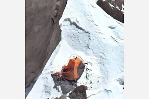 Боня показала снятую с дрона палатку Наговициной на пике Победы