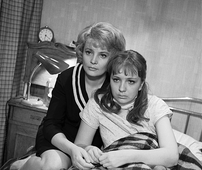 Татьяна Доронина в роли Нади и Наталья Тенякова в роли Лиды в фильме Георгия Натансона "Старшая сестра" по сценарию Александра Володина, 1966 год