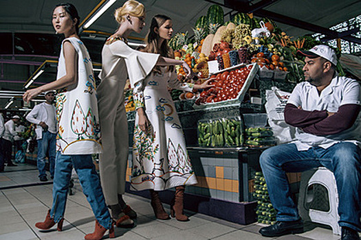 Марка Alexander Arutyunov сняла моделей у лотков с овощами