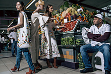 Марка Alexander Arutyunov сняла моделей у лотков с овощами