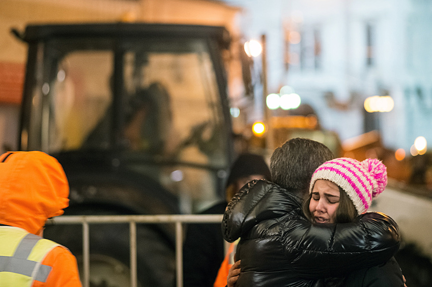 Во время сноса торговых павильонов, считающихся самостроем, у станции метро "Кропоткинская