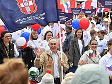 Над Омском по стропе на высоте 15 метров прошла девушка в красном платье