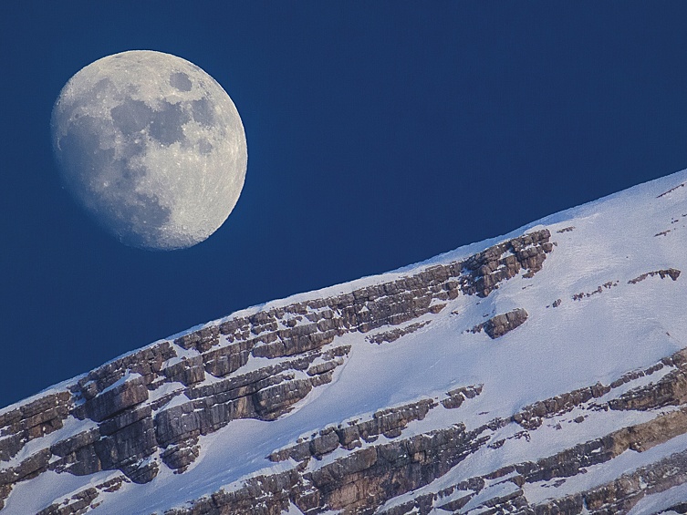 Луна над горой Антелао (Доломитовые Альпы, Италия)