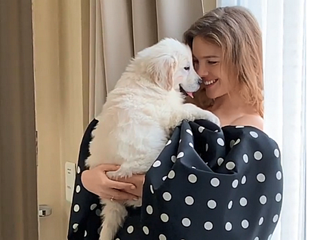 Платье в горошек и добрый щеночек. Наталья Водянова снялась в рекламе с маленькой собачкой