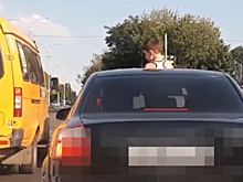 Высунувшийся в открытый люк иномарки ребенок попал на видео в Пятигорске