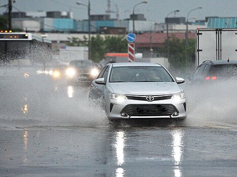 Водителям напомнили о штрафе за обрызгивание пешеходов из луж