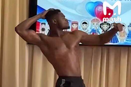 В России бодибилдер в плавках выступил на Дне народного единства и попал на видео