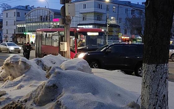 В Рязани автобус столкнулся с внедорожником