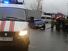 На ул. Калинина пассажира из разбитой машины достали спасатели