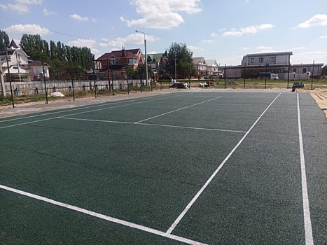 В Новоаннинском районе строят новый теннисный корт