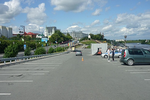 На парковке у набережной пьяная тюменка на Hyundai Solaris сбила 11-летнюю велосипедистку