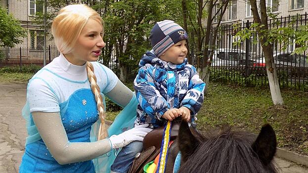 Первая прогулка на пони для маленьких сирот из Вологды стала подарком в День защиты детей