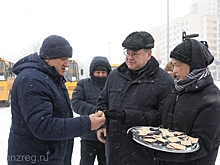 Олег Мельниченко вручил водителям школьного транспорта ключи от 49 новых автобусов