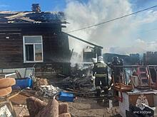Частный дом горит в Чите — пожарные работают на месте