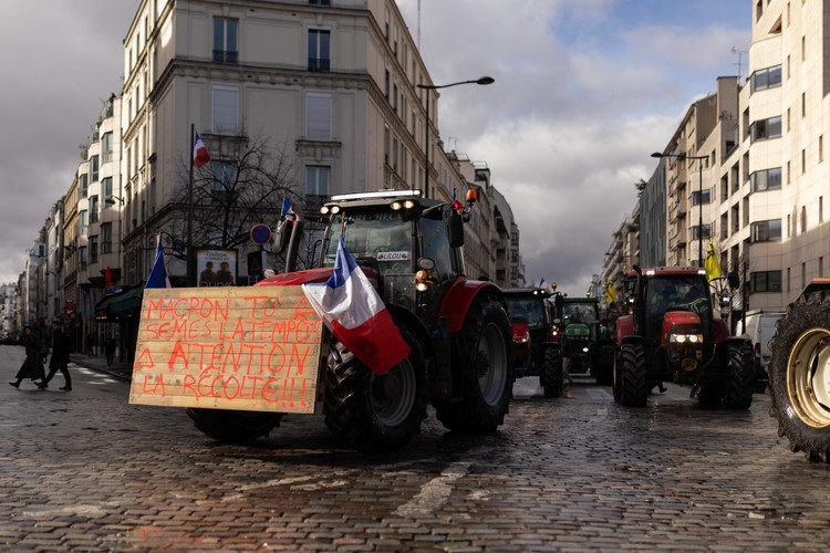 Фермеры в Париже пытаются напасть на Макрона и требуют его отставки