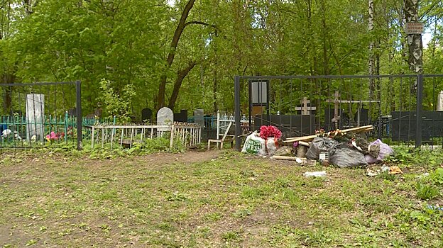 В ограде Новозападного кладбища 20 лет зияет проем