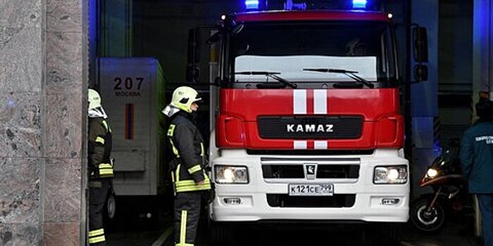 Сотрудники МЧС спасли 15 человек при пожаре в доме в центре столицы