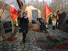 В Калининградской области возложили цветы к памятнику воинам-мотоциклистам