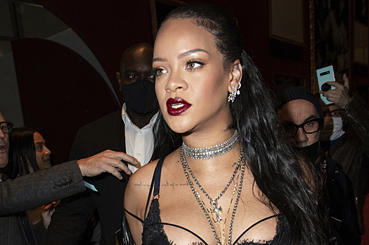 Откровеннее некуда: беременная Рианна в прозрачном пеньюаре пришла на показ в Париже