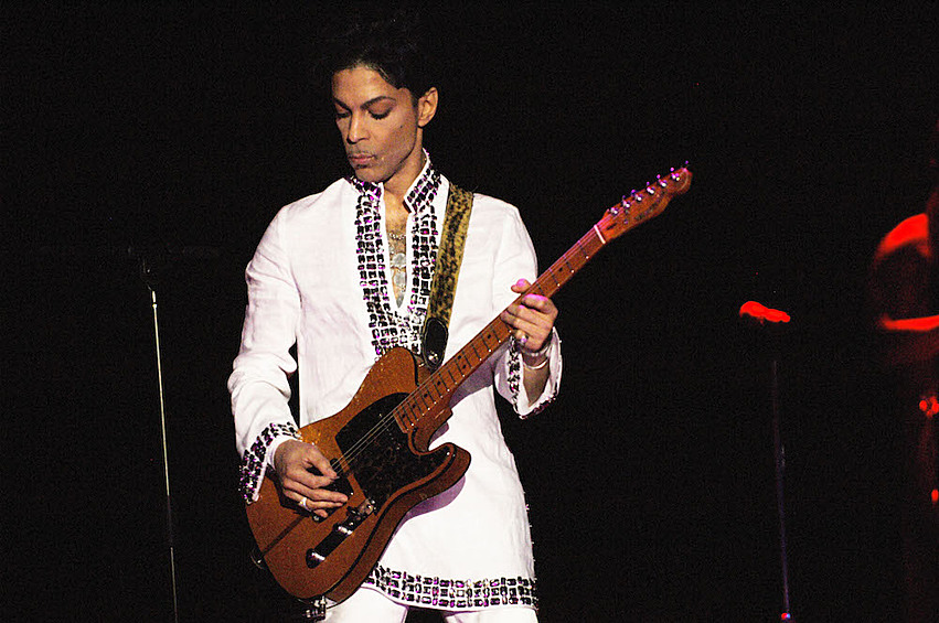 За 2020 год Принс получал доход от продажи альбома The Purple One. Он смог заработать $10 млн.