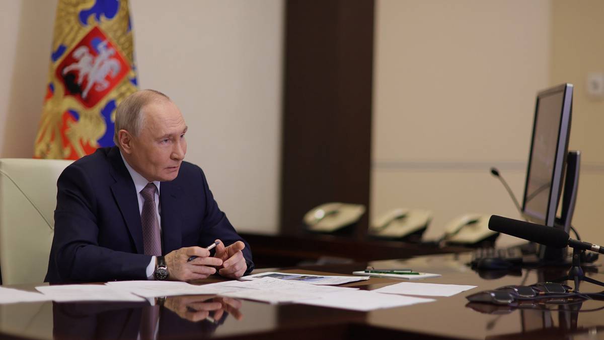 Путин поручил главе МЧС отправиться в Туапсе после доклада об атаке дронов