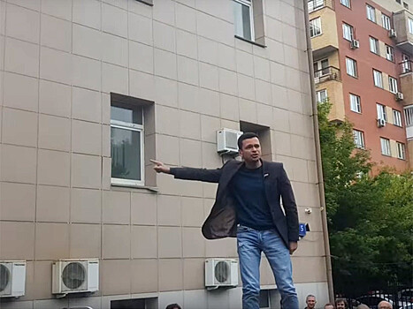 Илья Яшин провел депутатский прием у районного избиркома, стоя на крыше машины (ФОТО, ВИДЕО)