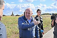 Стоит вода, грунт просел, трава в рост человека: мэр Хабаровска проверил строительство нового погоста