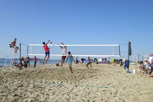 Парящий мяч и песок: как юные спортсмены Приморья играют в пляжный волейбол