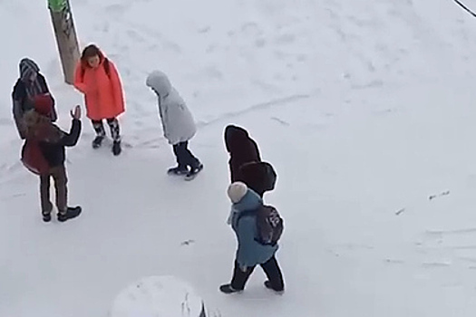 Российские школьники толпой издевались над девочкой-сиротой и попали на видео