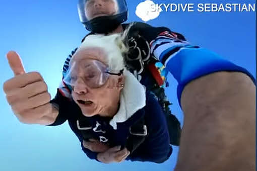 100-летняя американка прыгнула с парашютом в честь юбилея