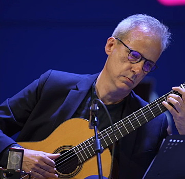 Бруно Джуффреди сыграл гимн России на открытии «Мира гитары» в Калуге