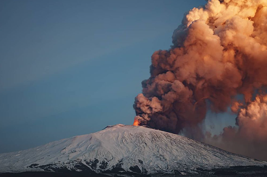 Несмотря на эффектность, власти и ученые сообщили, что опасности для людей, живущих в городах у подножья Этны, вулкан не представляет.