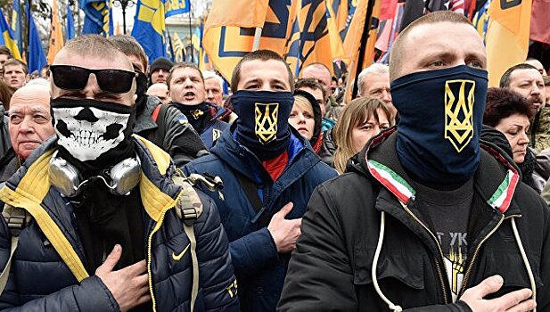 Митингующие в центре Киева громят отделение «Альфа-банка»