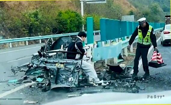 Пережившего ДТП водителя, сидящего на обломках легковушки, запечатлел участник дорожного движения