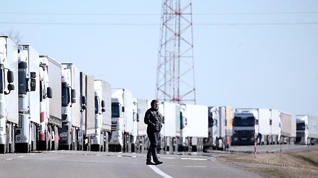 На границе РФ и Казахстана образовались очереди из фур с грузами из Китая