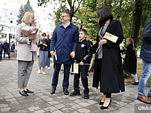 Челябинский губернатор и его супруга привели сына в школу. Фото, видео