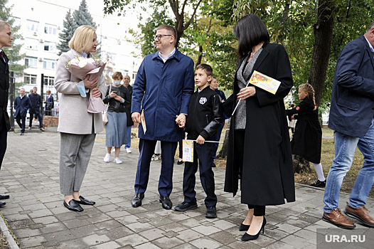 Челябинский губернатор и его супруга привели сына в школу. Фото, видео