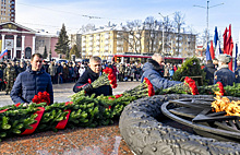 Губернатор Махонин возложил цветы к мемориалу Уральскому добровольческому танковому корпусу