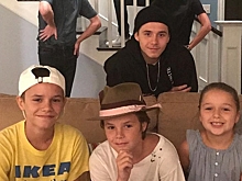 Фото дня: Дэвид и Виктория Бекхэм со всеми своими детьми на съемках сериала «Американская семейка»