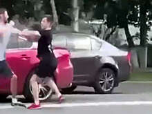 В Уфе на видео попало, как водители подрались на проезжей части