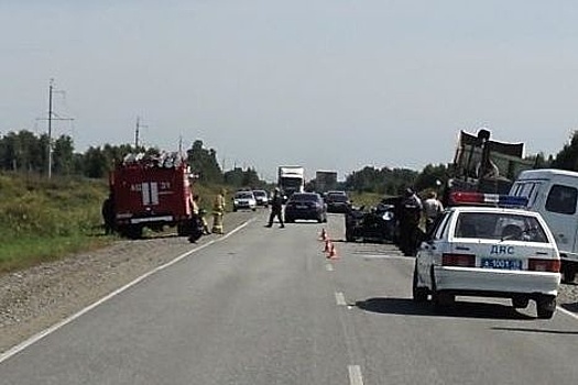 На трассе в Зауралье легковушку зажало между грузовиками