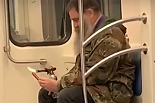 Мужчина подогрел сосиску в метро и развеселил пользователей сети