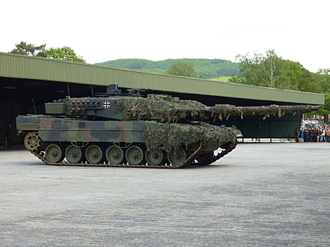 Финская армия показала танки Leopard-2A6 на параде
