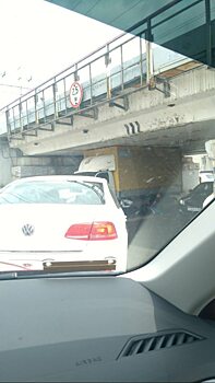 Очередной водитель ГАЗели застрял под «мостом глупости» в Саратове