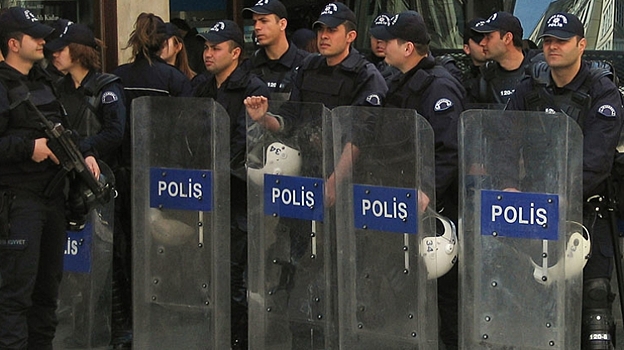 СМИ: в Стамбуле предполагаемый боевик ИГ убил полицейского